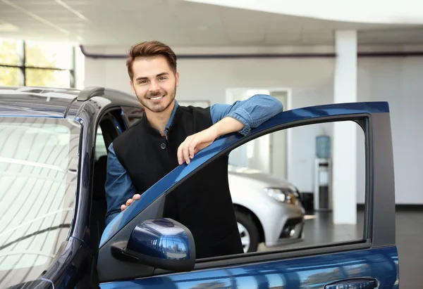 Joven Cerca Coche Nuevo Concesionaria — Foto de Stock