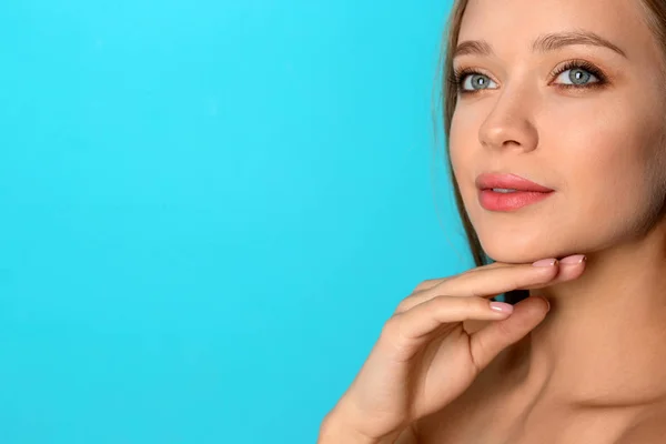 Retrato Una Hermosa Mujer Joven Con Maquillaje Natural Sobre Fondo —  Fotos de Stock