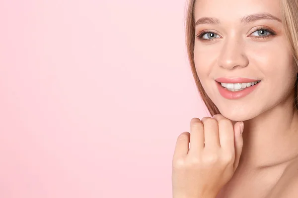 Porträtt Vacker Ung Kvinna Med Naturlig Makeup Färgbakgrund Utrymme För — Stockfoto