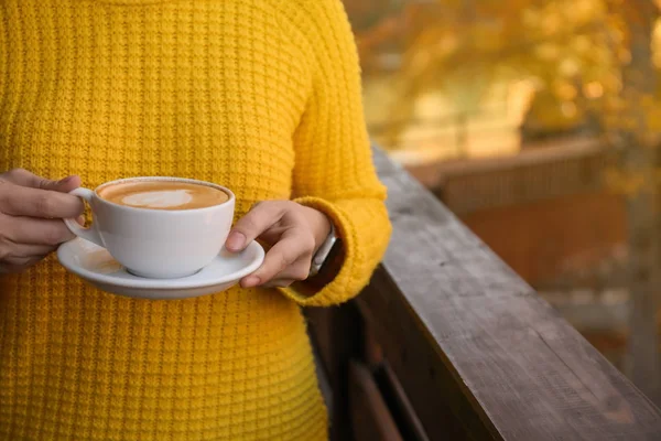 따뜻한 스웨터 발코니에 뜨거운 아늑한 음료와 — 스톡 사진