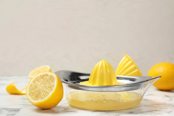 Composición Con Exprimidor Limón Fruta Fresca Mesa — Foto de Stock