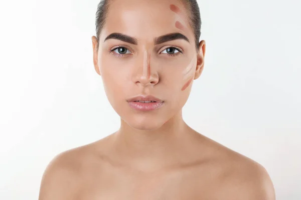 Porträtt Vacker Kvinna Med Makeup Contouring Linjer Vit Bakgrund — Stockfoto