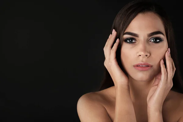 Retrato Mujer Hermosa Con Maquillaje Elegante Sobre Fondo Oscuro Espacio —  Fotos de Stock