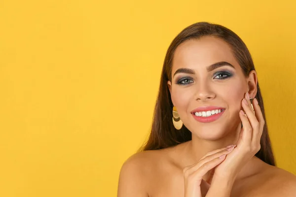 Retrato Mulher Bonita Com Maquiagem Elegante Fundo Cor Espaço Para — Fotografia de Stock