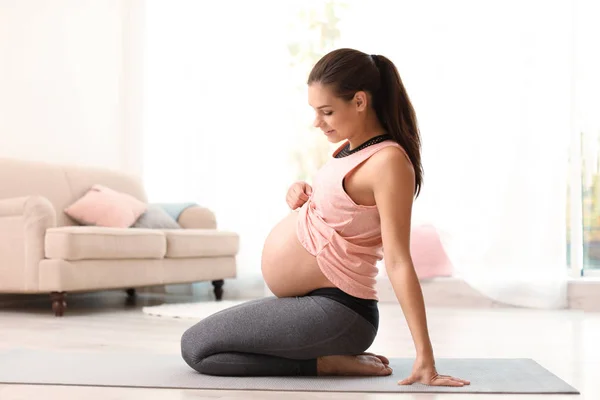 Femeie Însărcinată Haine Fitness Acasă — Fotografie, imagine de stoc