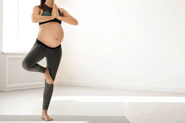 Mujer Embarazada Joven Ropa Fitness Practicando Yoga Casa Espacio Para —  Fotos de Stock
