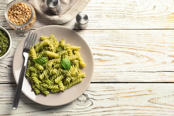 Composizione Flat Lay Con Piatto Deliziosa Pasta Pesto Basilico Spazio — Foto Stock