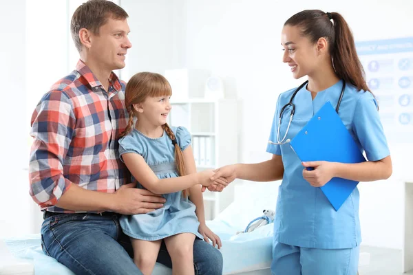 Kleines Mädchen Mit Eltern Besuch Beim Kinderarzt Krankenhaus — Stockfoto