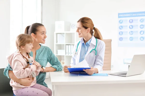 Menina Com Pai Visitando Médico Infantil Hospital — Fotografia de Stock