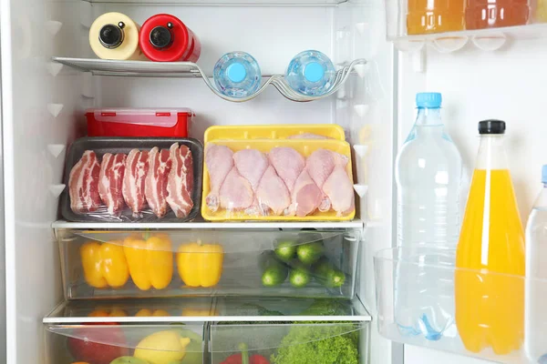 Offener Kühlschrank Mit Vielen Verschiedenen Produkten Nahaufnahme — Stockfoto