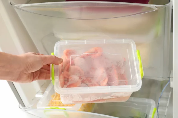 Mujer Tomando Recipiente Con Gambas Congeladas Del Refrigerador Primer Plano —  Fotos de Stock