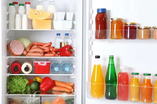Открытый Холодильник Различными Продуктами Крупным Планом — стоковое фото