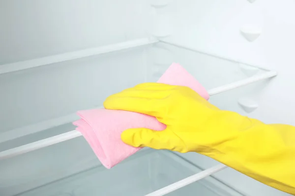 Mujer Limpiando Refrigerador Vacío Con Trapo Primer Plano — Foto de Stock