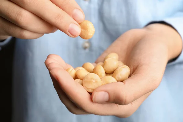 Žena Držící Loupané Bio Macadamia Ořechy Closeup — Stock fotografie