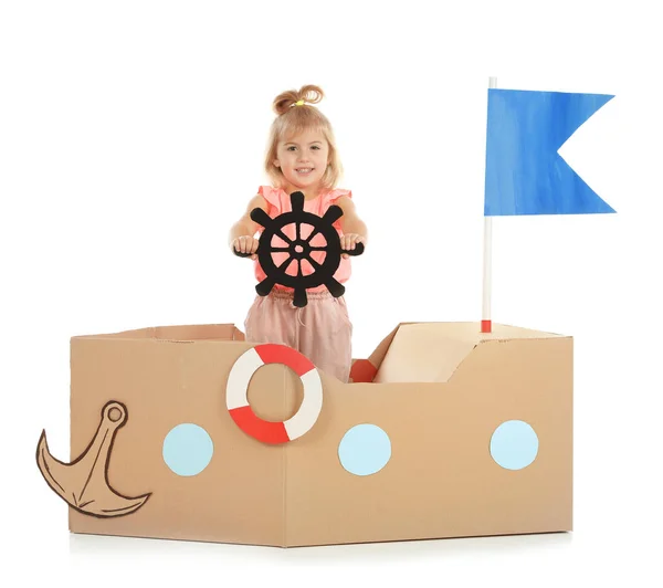 Schattig Klein Meisje Speelt Met Kartonnen Schip Witte Achtergrond — Stockfoto