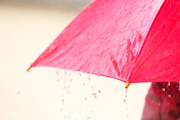 Helle Farbe Regenschirm Unter Regen Freien Nahaufnahme — Stockfoto