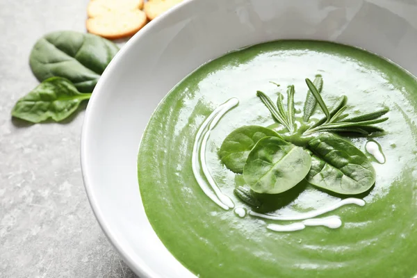 Frische Gemüse Detox Suppe Aus Spinat Teller Auf Dem Tisch — Stockfoto