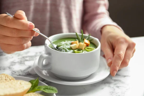 クローズ アップのテーブルで新鮮な野菜のデトックス スープを食べる女 — ストック写真