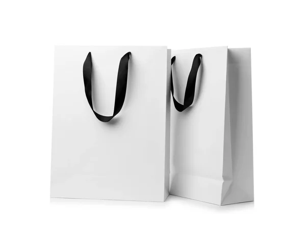 纸购物袋与丝带处理在白色背景 用于设计的模型 — 图库照片