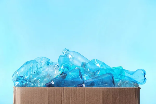 Картонная Коробка Использованными Пластиковыми Бутылками Место Текста Цветном Фоне Задача — стоковое фото
