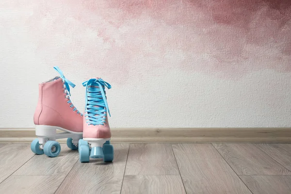 Oldtimer Rollschuhe Auf Dem Boden Der Nähe Der Wand Raum — Stockfoto