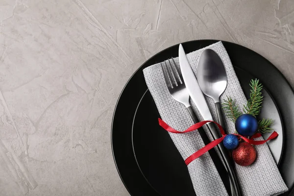 Borden Bestek Servetten Christmas Decor Grijze Achtergrond Top Uitzicht Ruimte — Stockfoto