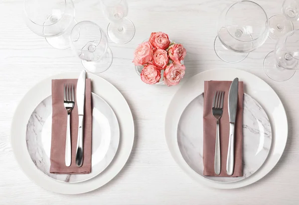 Fijación Mesa Festiva Con Platos Cubiertos Servilletas Sobre Fondo Madera — Foto de Stock