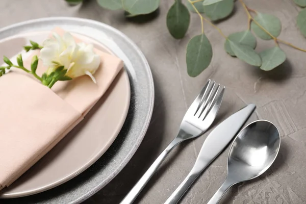 Ajuste Mesa Festivo Con Platos Cubiertos Servilleta Sobre Fondo Gris — Foto de Stock