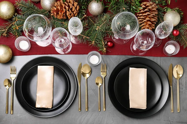 Χριστούγεννα Ρύθμιση Του Πίνακα Πιάτα Μαχαιροπήρουνα Χαρτοπετσέτες Και Εορταστική Διακόσμηση — Φωτογραφία Αρχείου