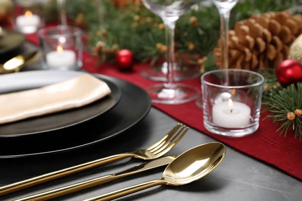 Ρύθμιση Του Πίνακα Χριστουγέννων Πιάτα Μαχαιροπίρουνα Χαρτοπετσέτα Και Εορταστική Διακόσμηση — Φωτογραφία Αρχείου