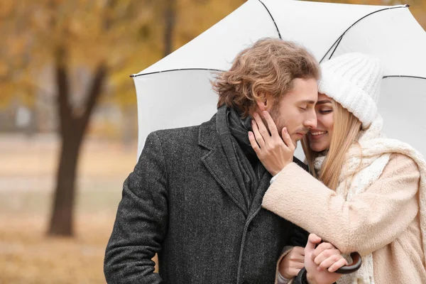 Unga Romantiska Par Med Paraply Utomhus Höstdag — Stockfoto