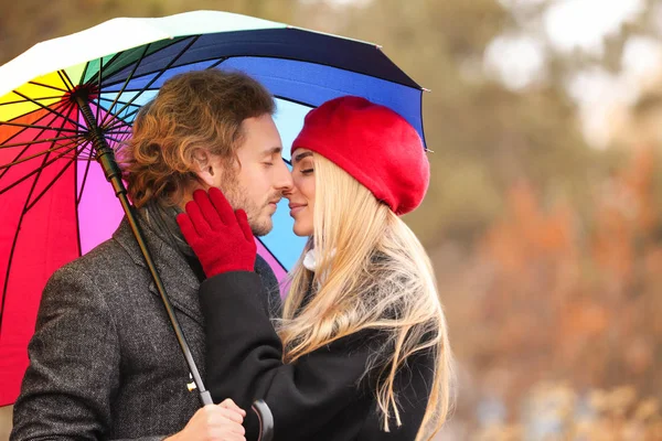Jonge Romantische Koppel Met Paraplu Buitenshuis Herfstdag — Stockfoto