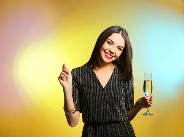 Portrait Femme Heureuse Avec Champagne Verre Sur Fond Couleur — Photo