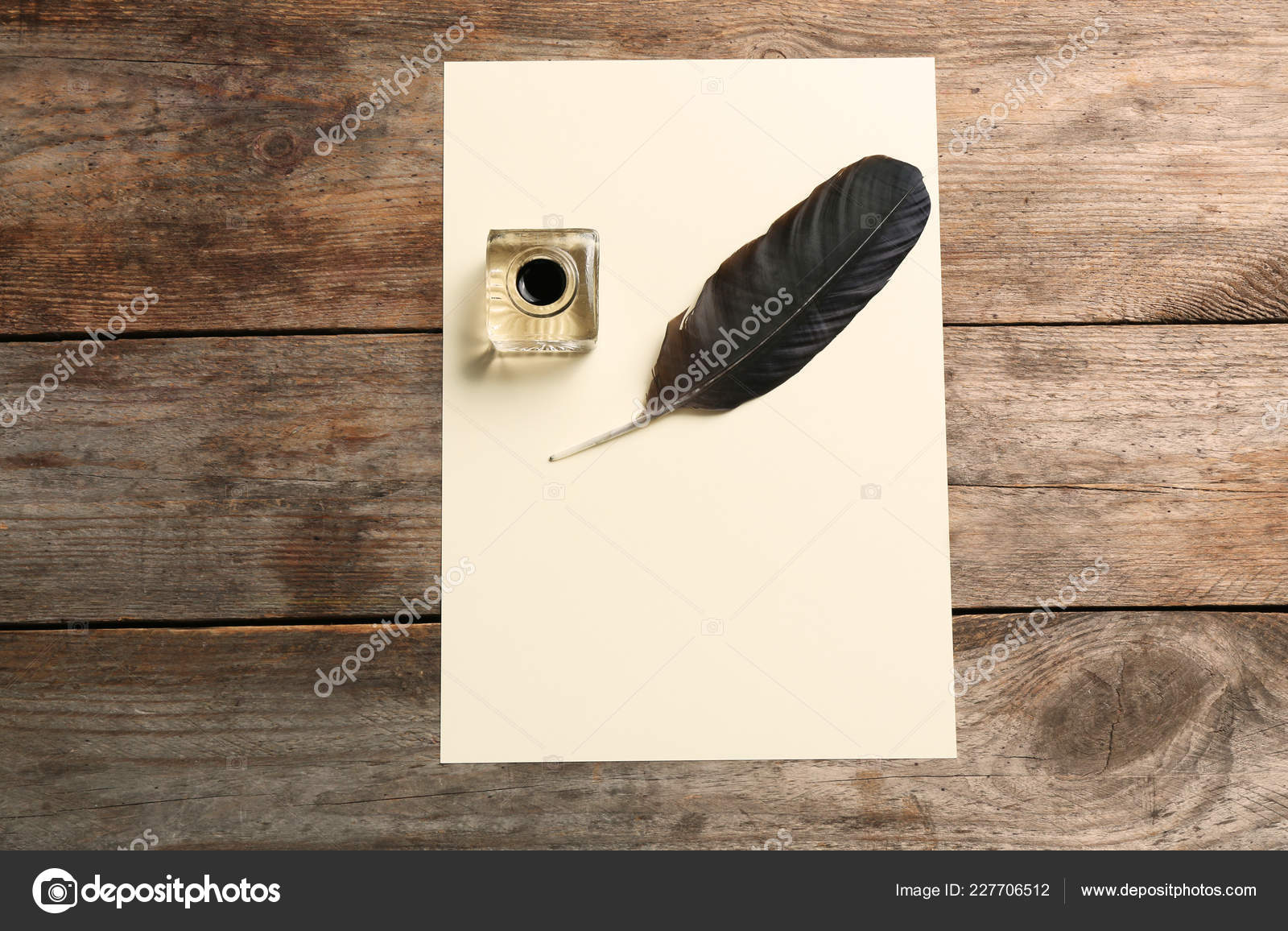 羽毛笔墨水瓶和空白羊皮纸在木桌上顶部的景色文本的空间——图库图片© NewAfrica #227706512, image size:1600x1156