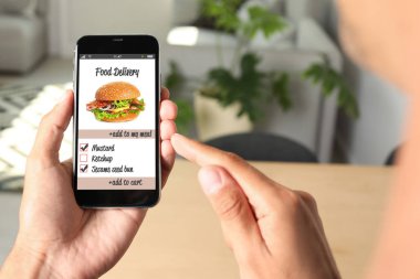 Adam evde Smartphone-e doğru sipariş gıda teslim kullanma