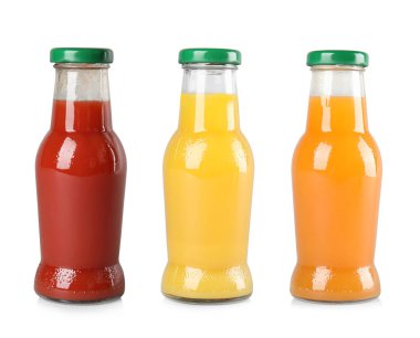 Beyaz arka plan üzerinde farklı meyve suları ile cam şişe ayarla