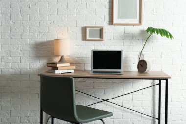 Şık işyeri dizüstü ev ofis tablo ile. Alan tasarımı için