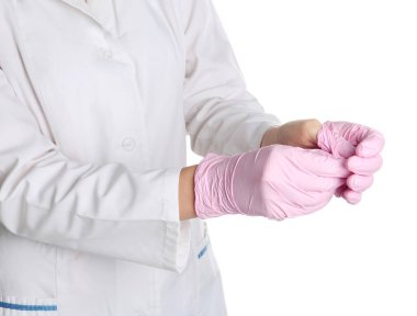 Doktor tıbbi eldiven beyaz zemin üzerine alarak