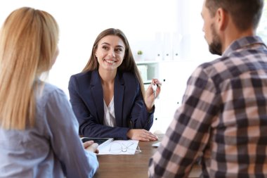 Kadın emlakçı gösteren evin anahtarı Office masadaki çift için