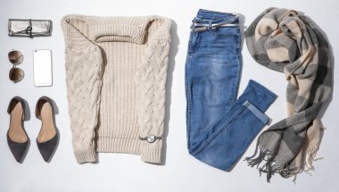 Şık kış kıyafeti beyaz zemin üzerine dizi düz yatıyordu kompozisyon