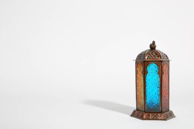 Metin için Müslüman lamba ile yer beyaz arka plan üzerinde. Ramazan sembolü olarak Fanous