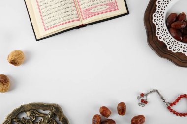 Kur'an, Müslüman tespih ve beyaz arka plan üzerinde metin için yer ile düz yatıyordu kompozisyon