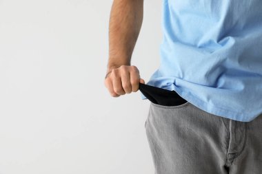 Adam gösteren ışık arka plan boş cep. Metin için yer