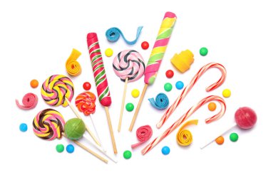 Beyaz arka planda, üstten görünüm farklı lezzetli şeker ile kompozisyon