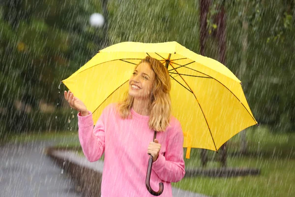 Retrato Jovem Mulher Com Guarda Chuva Amarelo Parque Dia Chuvoso — Fotografia de Stock