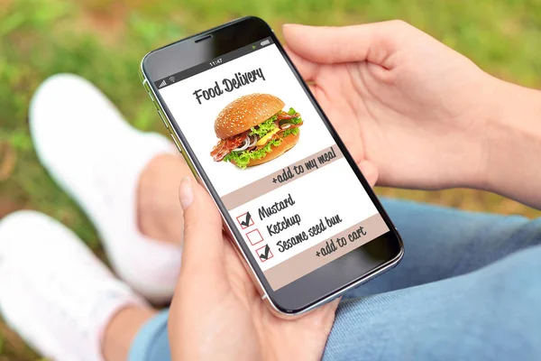Femme Utilisant Smartphone Pour Commander Livraison Nourriture Extérieur — Photo