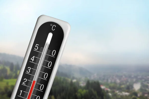 High Temperature Thermometer View Mountain Village — Stock Photo, Image