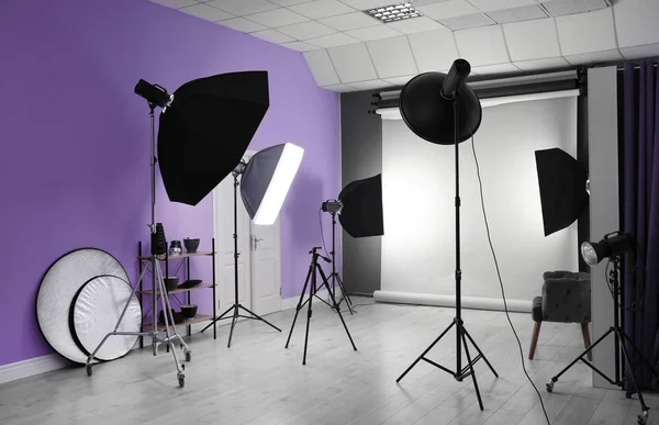 Interior Del Moderno Estudio Fotográfico Con Equipamiento Profesional — Foto de Stock