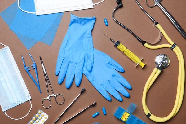 Composición Plana Con Guantes Médicos Sobre Fondo Color — Foto de Stock