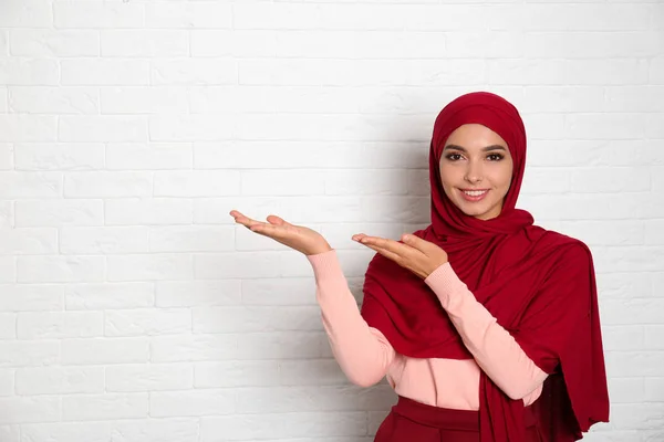 Retrato Jovem Muçulmana Hijab Contra Parede Tijolos Espaço Para Texto — Fotografia de Stock